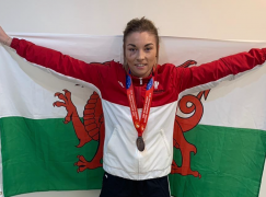 Lauren Price makes history in Glasgow