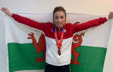 Lauren Price makes history in Glasgow