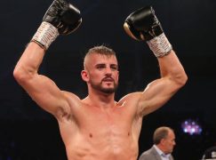 Kody Davies dropped but bounces back to beat Zak Chelli